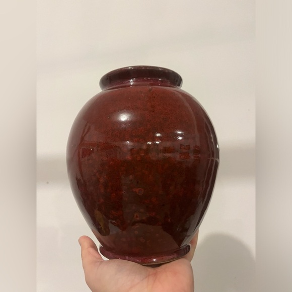 Beautiful hand-spun ceramic pottery vase in deep red - Picture 6 of 6